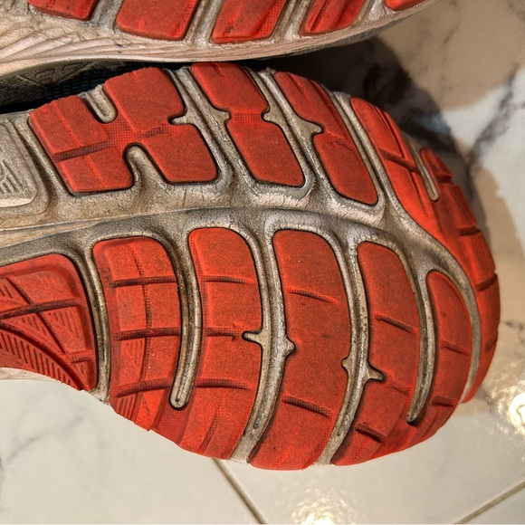 ASICS  size 10 very worn - Picture 6 of 10